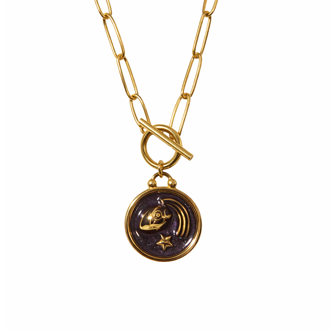 Gold plated necklace with a circular pendant with resin in the center