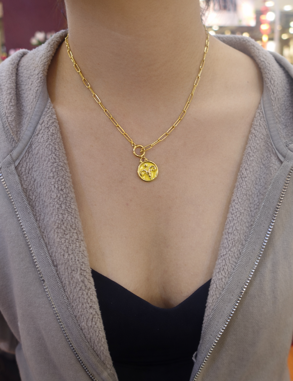 Aries necklace Gold necklace with a pendant and resin in the centre