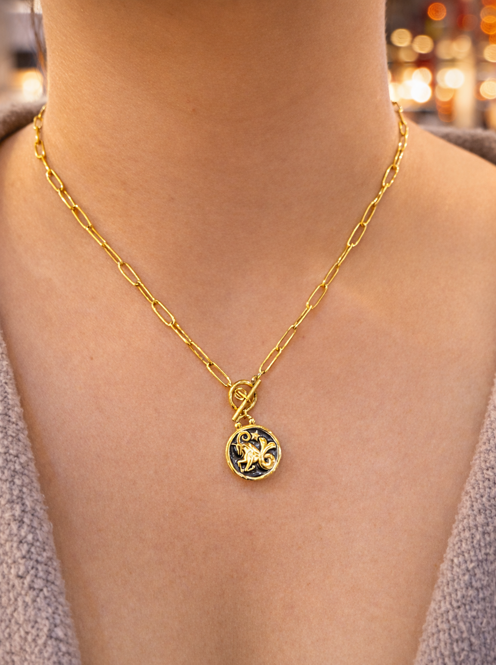 Gold plated necklace with a its centre made of resin