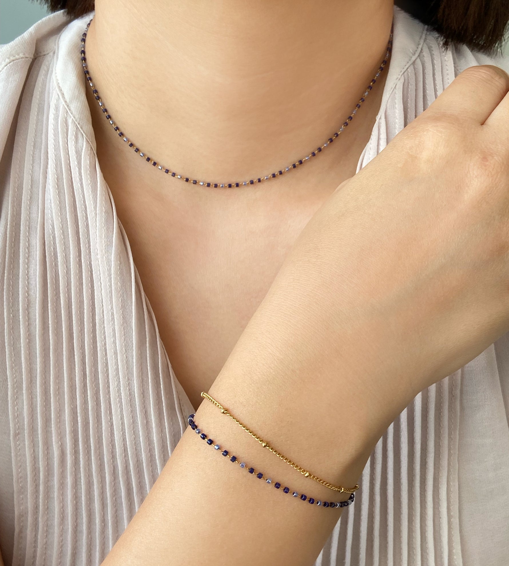 Necklace and bracelet set on women