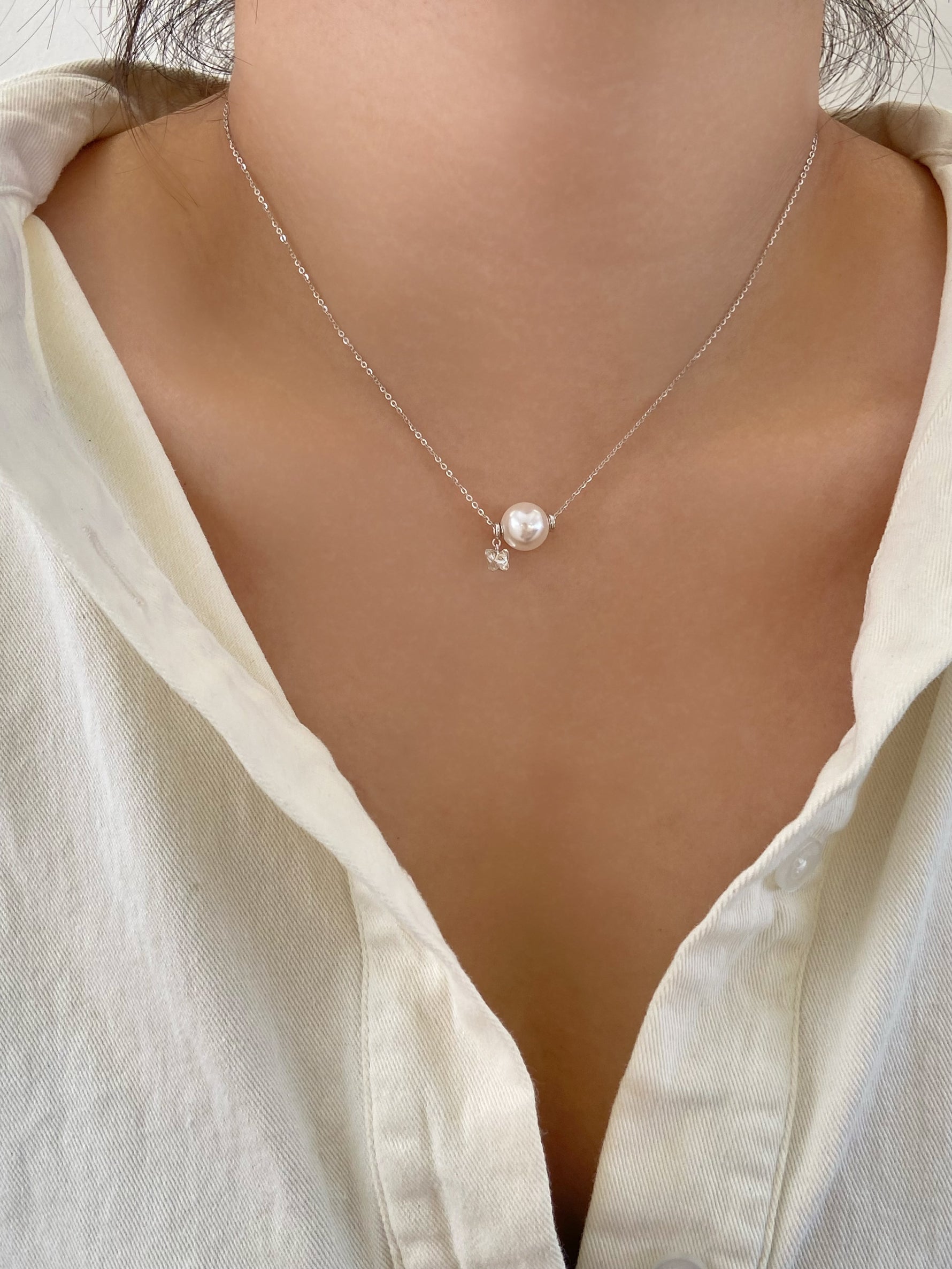 Pearl necklace on a person 